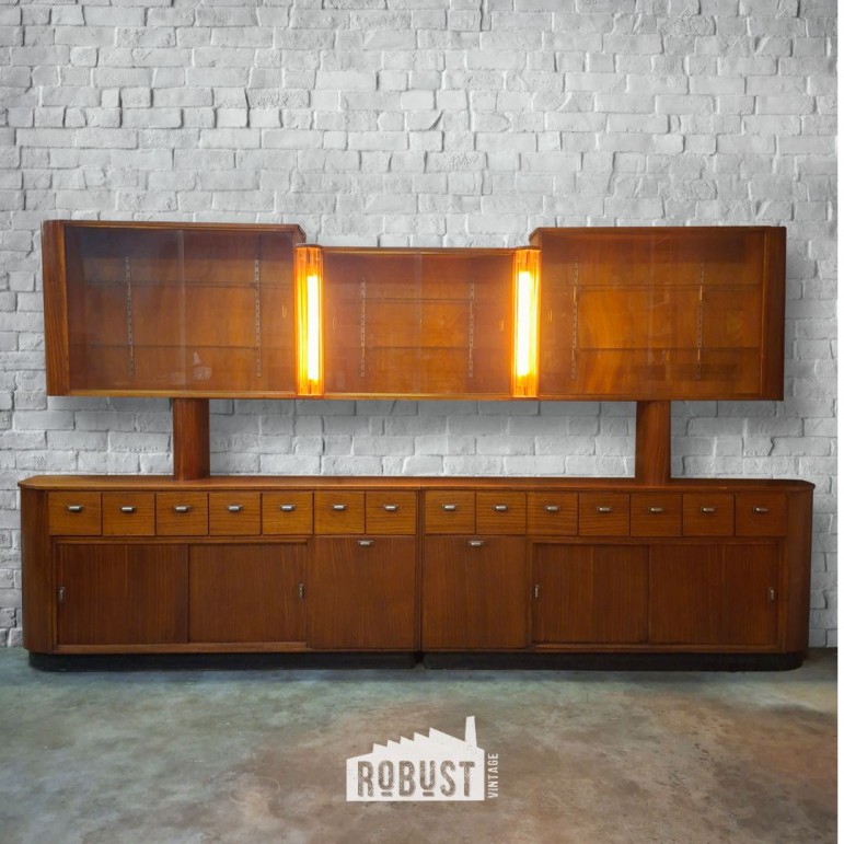 Grote wandkast met vitrine...