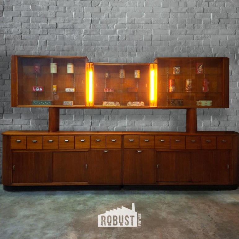 Grote wandkast met vitrine...