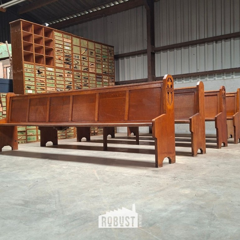 Houten kerkbanken uit abdij