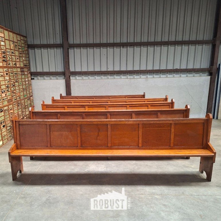 Houten kerkbanken uit abdij