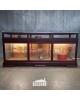 Toonbank met vitrine en...