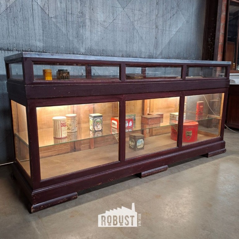 Toonbank met vitrine en...