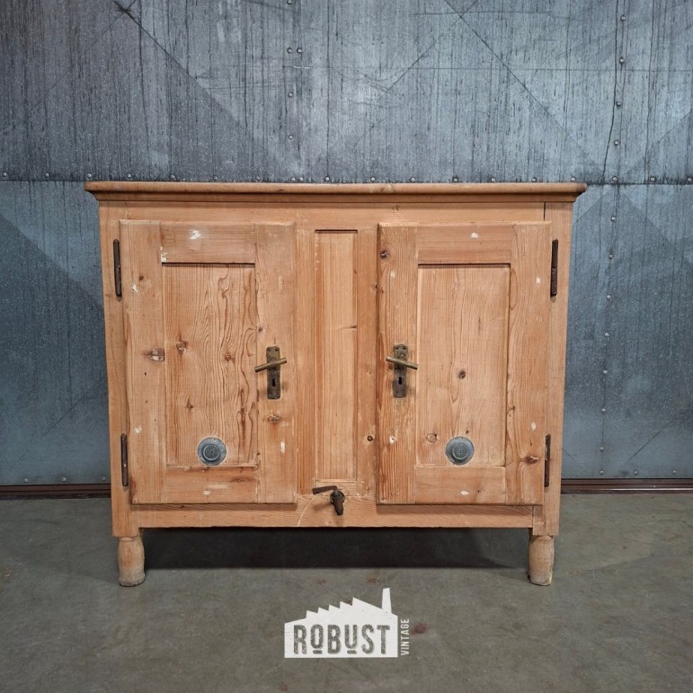 Vintage ijskast in pitch pine