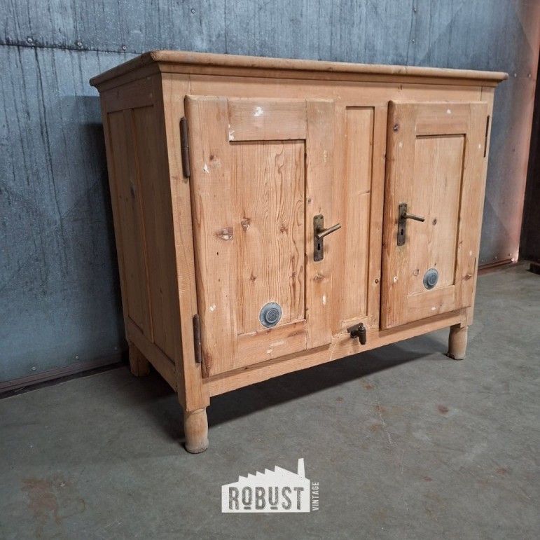 Vintage ijskast in pitch pine