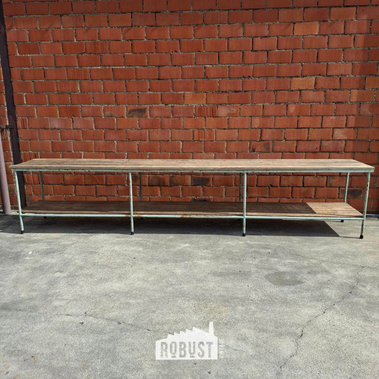 Lange industriële werktafel...