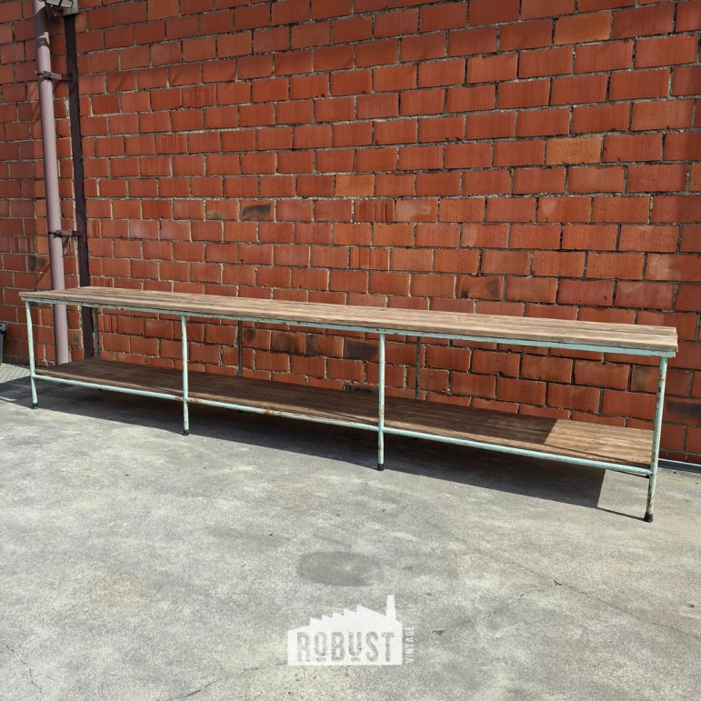 Lange industriële werktafel...