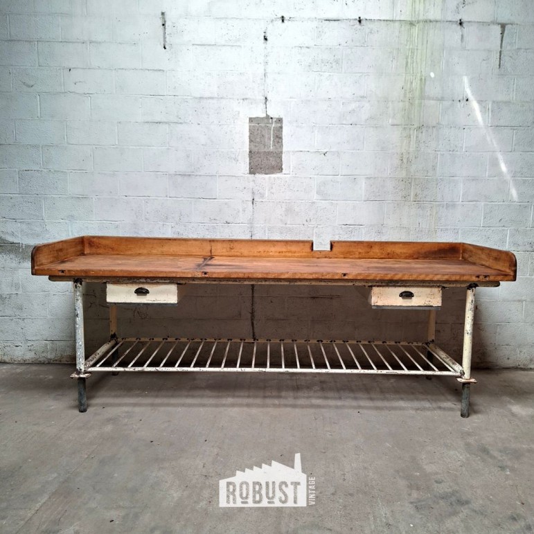 Grote bakkerstafel met...