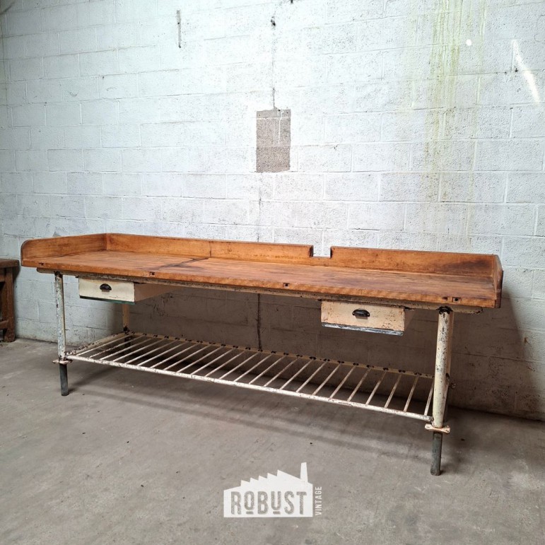 Grote bakkerstafel met...