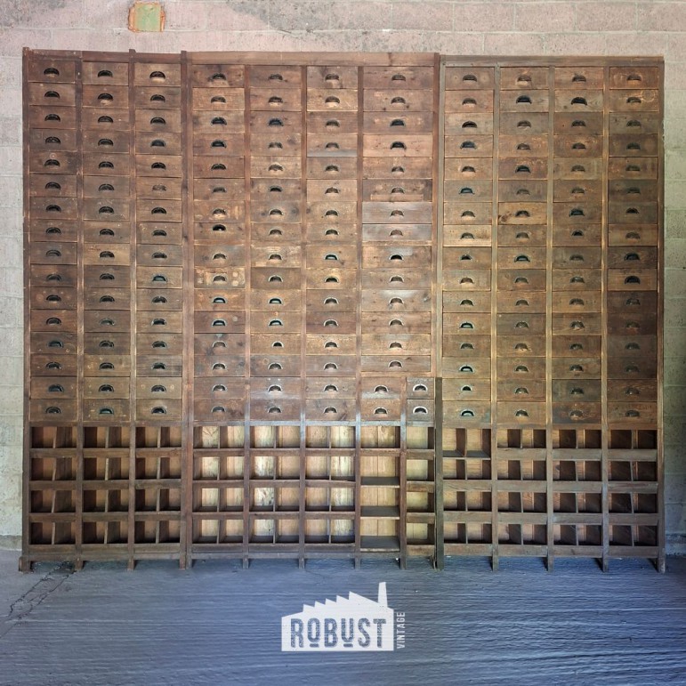 Wandvullende IJzerwarenkast