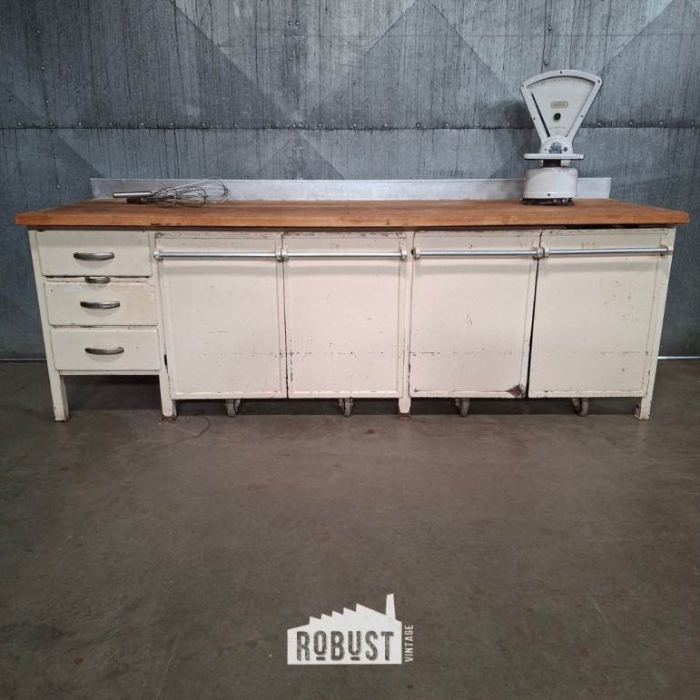Vintage bakkerstafel met...