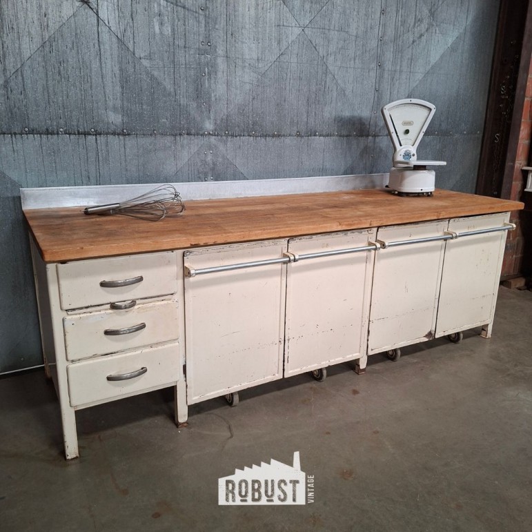 Vintage bakkerstafel met...