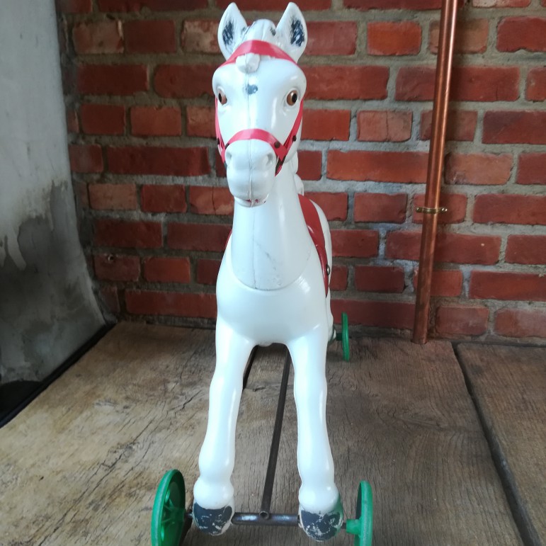 Geef energie Wissen Mening Plastic speelgoed paard