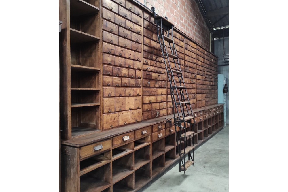 Van Gebruikte Meubels naar een Stoere Shopinrichting: Industrieel Vintage op zijn Best